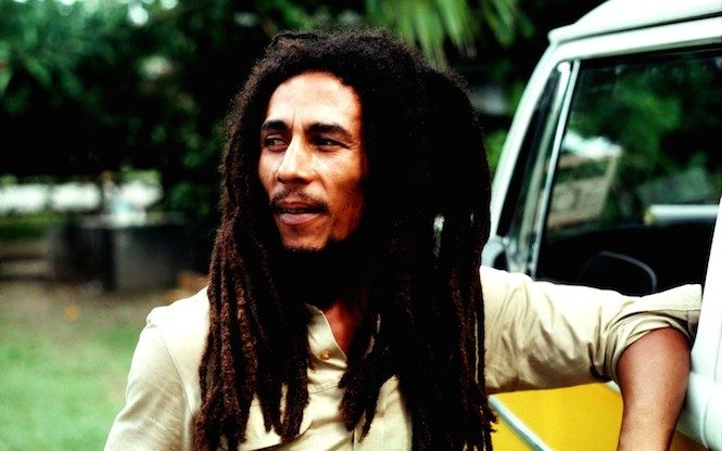 Icône mondiale du mouvement rastafarien, Bob Marley a largement contribué à la popularisation des dreadlocks dans le monde entier, en les portant comme symbole de spiritualité, de résistance et d’identité culturelle.