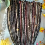 Dreadlocks terreux en brun et beige avec des motifs tressés pour un look naturel.