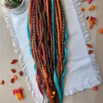Dreadlocks synthétiques multicolores décorées de charmes