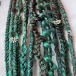 Dreadlocks synthétiques vertes avec décorations
