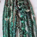 Dreadlocks synthétiques vertes avec décorations