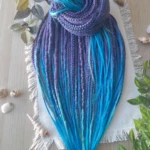 Dreadlocks synthétiques bleues et violettes vibrantes avec un style distinct.